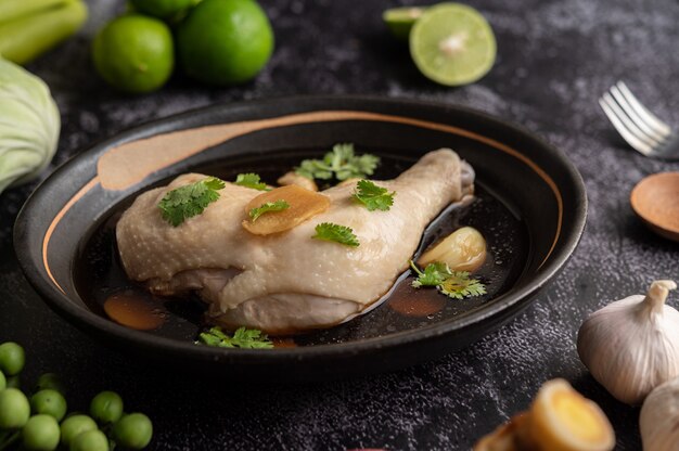 Cosce di pollo in umido, galanga, aglio e limone