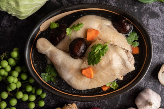 Cosce di pollo in umido, galanga, aglio e limone