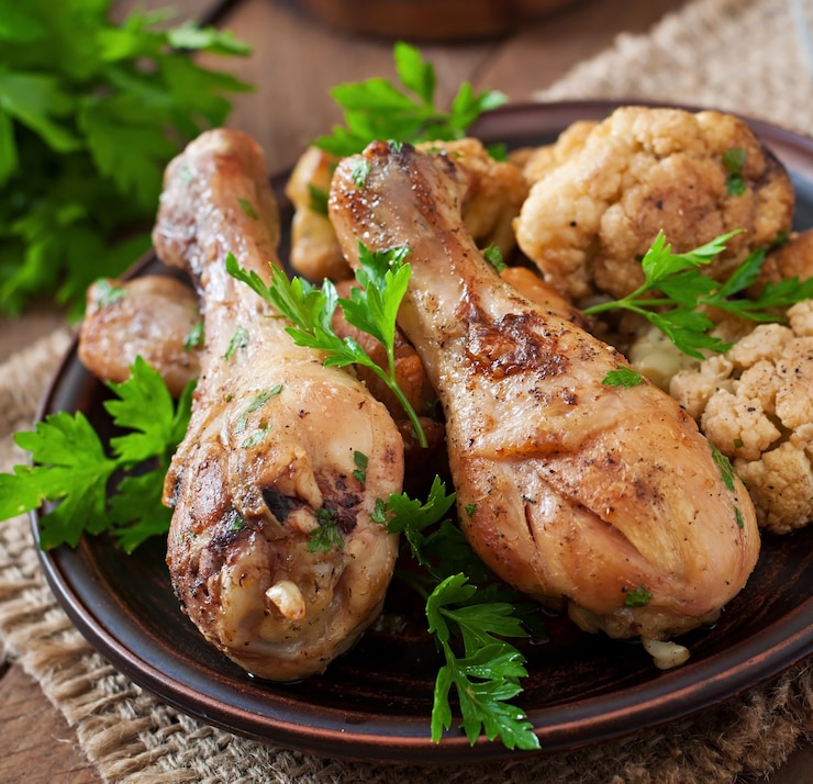 Foto gratuito coscia di pollo con cavolfiore e prezzemolo al forno