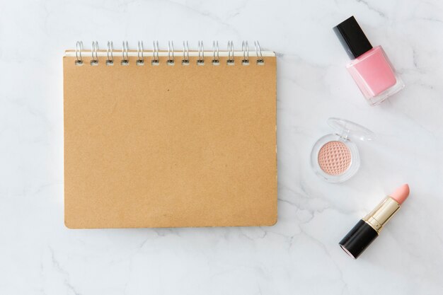 Cosmetici pallidi vicino al notebook