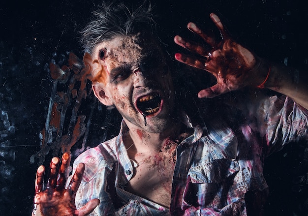 Cosplay di costume da zombi spaventoso