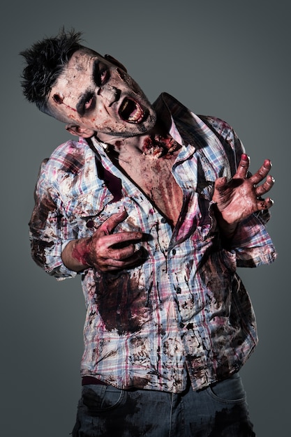 Cosplay di costume da zombi spaventoso