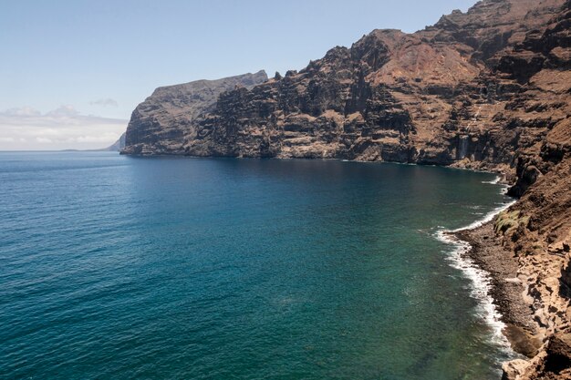 Costa rocciosa con mare turchese