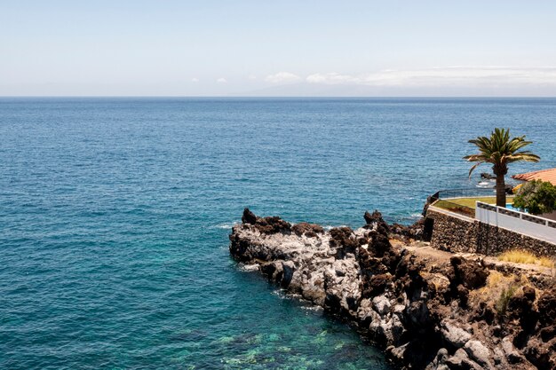 Costa rocciosa in una giornata di sole