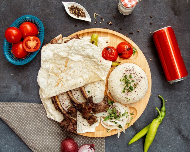 Costolette di agnello fritte con lavash e riso