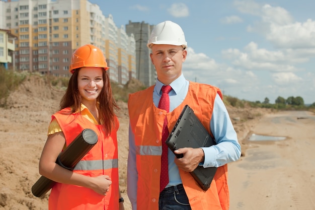 costruttori in piedi al cantiere