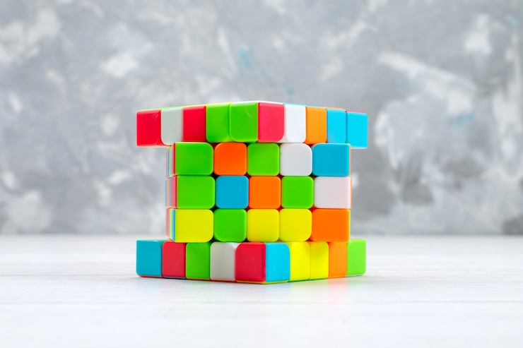 Foto gratuito costruzioni di giocattoli colorate progettate e modellate su un cubo di rubiche di costruzione in plastica leggera