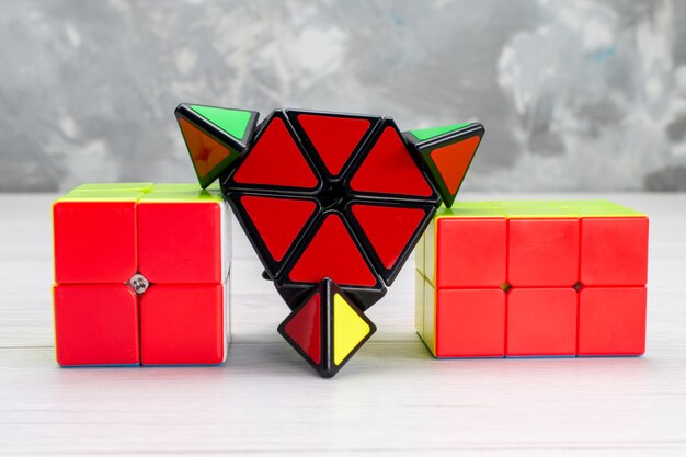 costruzioni giocattolo colorate disegnate a forma di rosso su plastica leggera