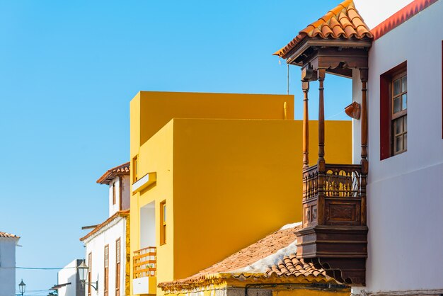 Costruzioni variopinte su una via stretta in città spagnola Garachico un giorno soleggiato, Tenerife, Isole Canarie, Spagna