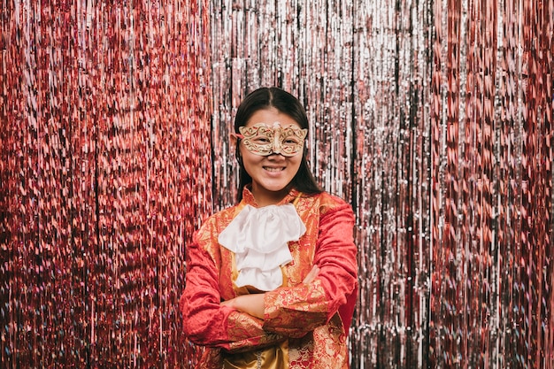 Costume da portare della donna di vista frontale per la festa di carnevale