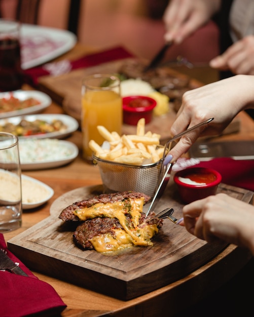 Cotoletta di carne con formaggio