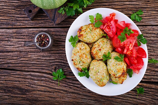 Cotoletta di pollo con insalata di zucchine e pomodori