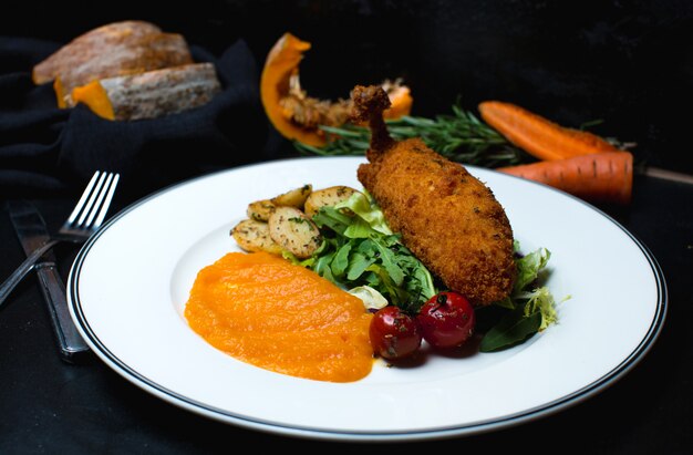 Cotoletta di pollo in stile Kyev con patate laterali