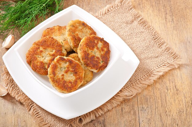 Cotolette di cavolfiore con salsa di finocchi, aglio e formaggio