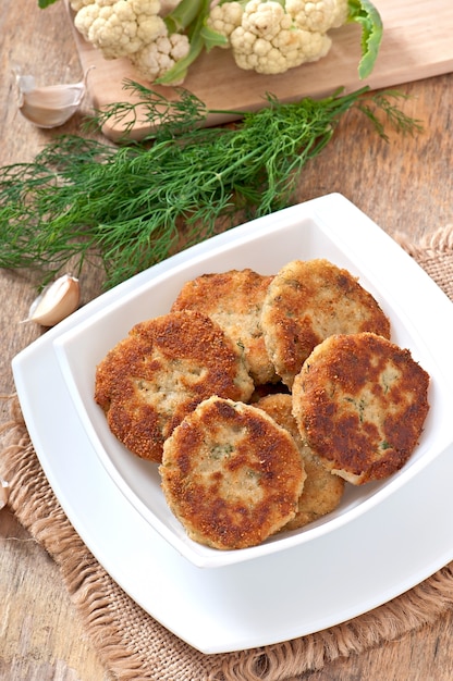 Cotolette di cavolfiore con salsa di finocchi, aglio e formaggio