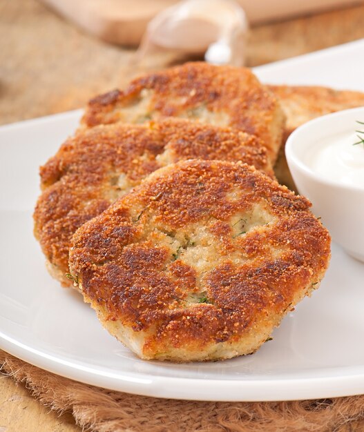 Cotolette di cavolfiore con salsa di finocchi, aglio e formaggio