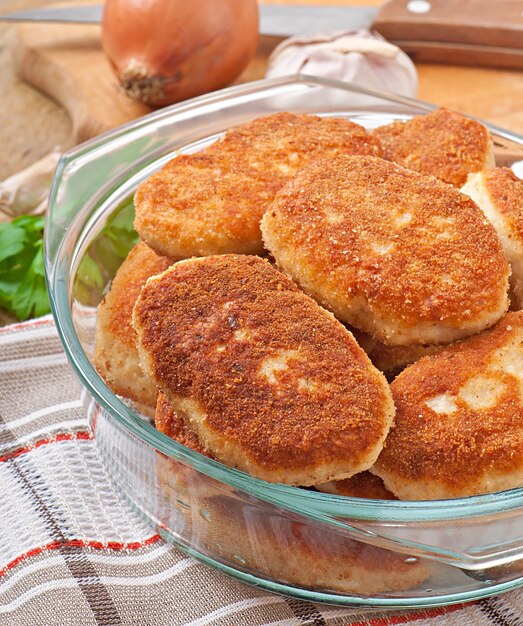 Cotolette di pollo in una ciotola di vetro