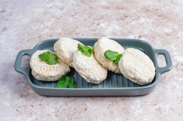 Cotolette tonde fatte in casa congelate.