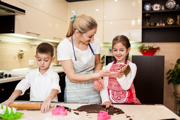 Cottura bambino bambini della famiglia della cucina