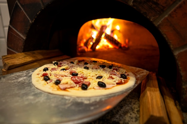 Cottura deliziosa pizza con forno a legna