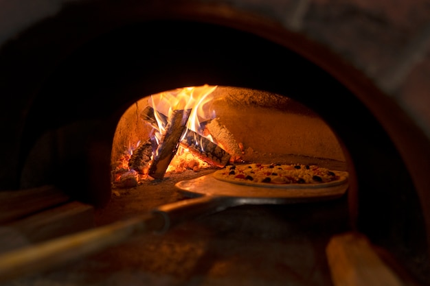 Cottura deliziosa pizza con forno a legna