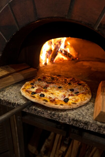 Cottura deliziosa pizza con forno a legna