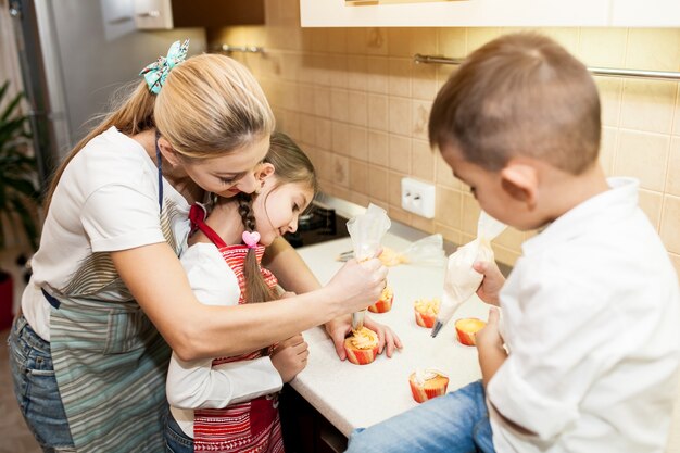 Cottura della madre cucina domestica della madre