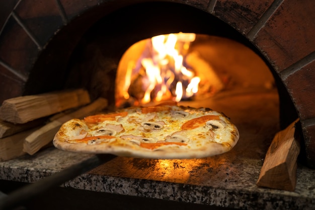 Cottura della pizza nel forno a legna