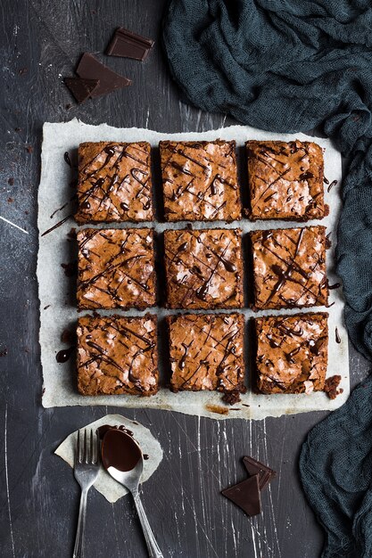 Cottura dolce dei pasticcini casalinghi della torta del pezzo del dolce del brownie del cioccolato