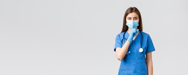 Covid che previene i virus sanitari Gli operatori sanitari e il concetto di quarantena mantengono la voce in giù seria fema