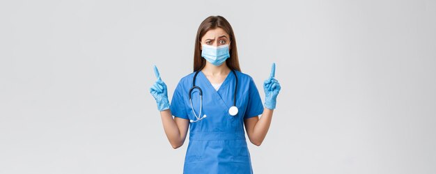 Covid che previene la salute dei virus operatori sanitari e concetto di quarantena infermiera scettica in bl