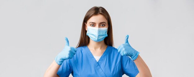 Covid che previene la salute dei virus operatori sanitari e concetto di quarantena primo piano di una donna di supporto