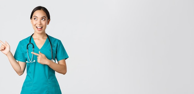 Covid operatori sanitari concetto di pandemia ottimista sorridente donna asiatica infermiere medico in scrub look...