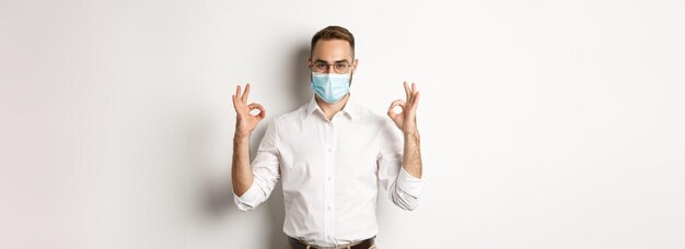 Covid sociale distanza e concetto di quarantena uomo d'affari fiducioso che indossa maschera medica e showin