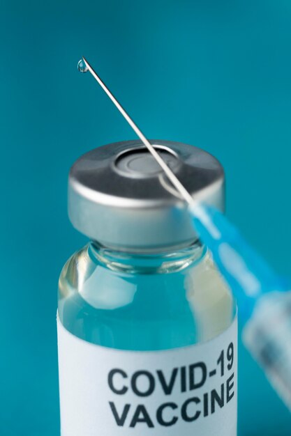 Covid still life con vaccino