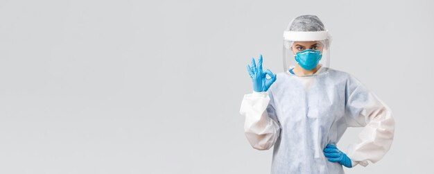 Covid19 prevenzione del virus operatori sanitari sanitari e concetto di quarantena Infermiere professionista medico serio in tuta protettiva DPI respiratore e guanti fanno bene segno di garanzia