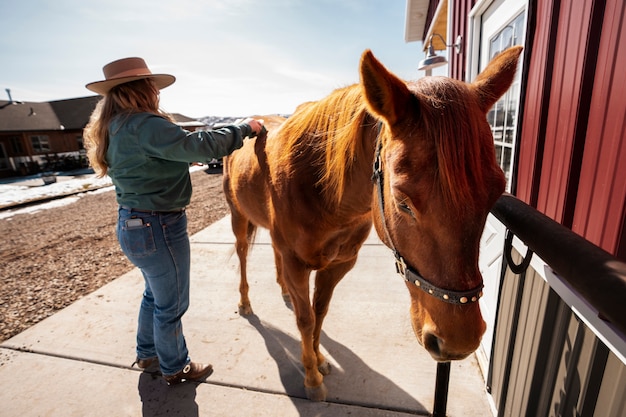 Cowgirl con un cavallo