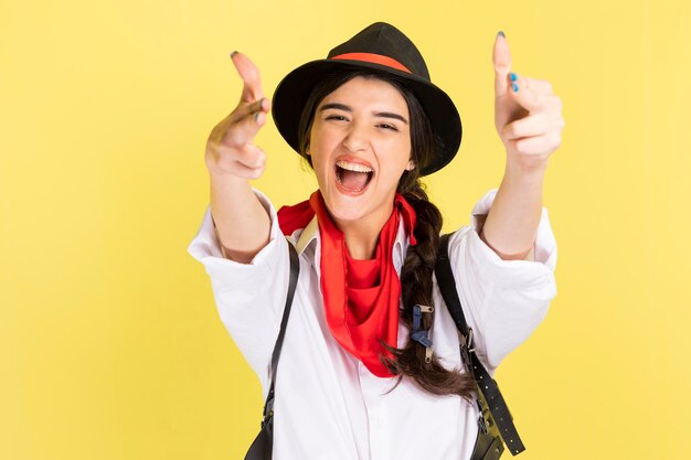 Cowgirl pazza che punta le dita verso la fotocamera come una pistola Foto di alta qualità