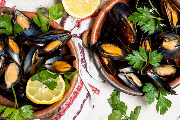 Cozze deliziose del primo piano con prezzemolo