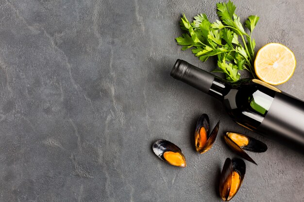 Cozze e vino cucinati piatti con copyspace