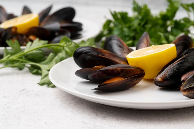 Cozze mediterranee fresche sul piatto