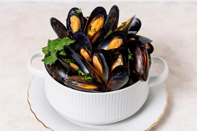 Cozze saporite del primo piano con prezzemolo