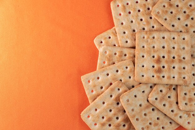 Cracker al sale su fondo arancio