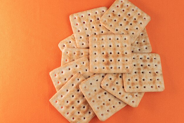 Cracker al sale su fondo arancio