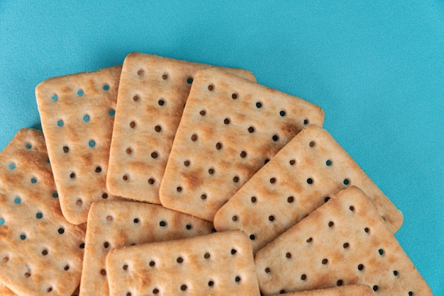 Cracker al sale sullo sfondo blu