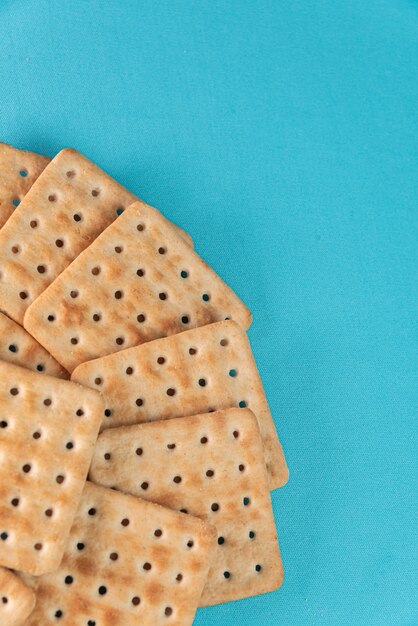 Cracker al sale sullo sfondo blu