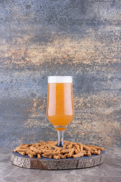 Cracker croccanti con birra sul pezzo di legno. Foto di alta qualità
