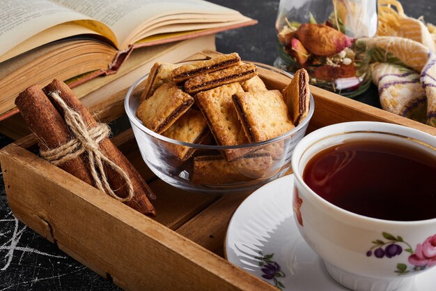 Cracker croccanti con ripieno di cioccolato con una tazza di tè.