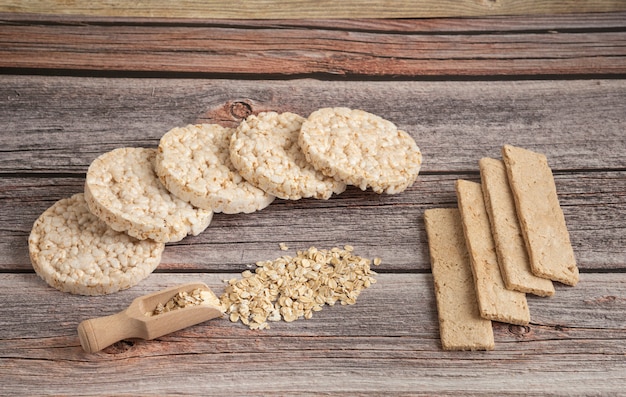 Cracker di farina d'avena e pane su un tavolo in legno rustico