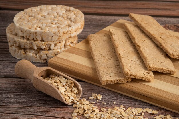 Cracker di farina d'avena e pane su un tavolo in legno rustico